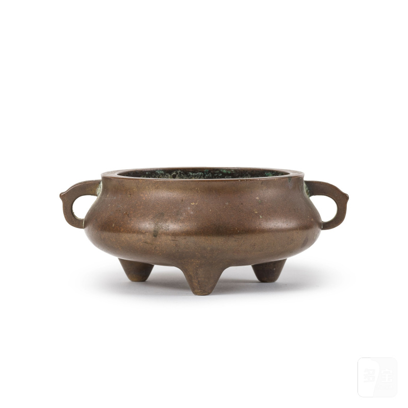 清 銅三足爐 | BRÛLE-PARFUM ET SON SOCLE TRIPODE EN BRONZE - 图2